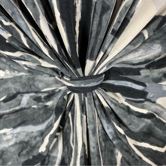 DAISY FUENTES Gathered Front V-Neck Short Sleeve Tee - Picture 3 of 5